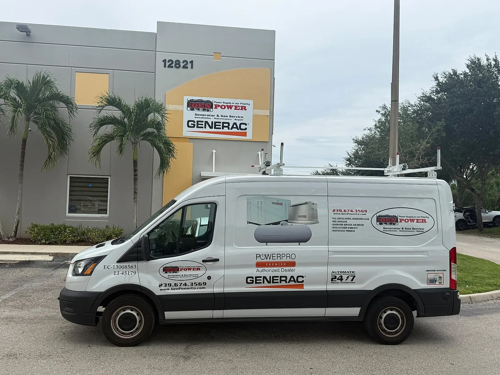 Van de servicio de Gen-Power frente a la oficina de la empresa en Fort Myers